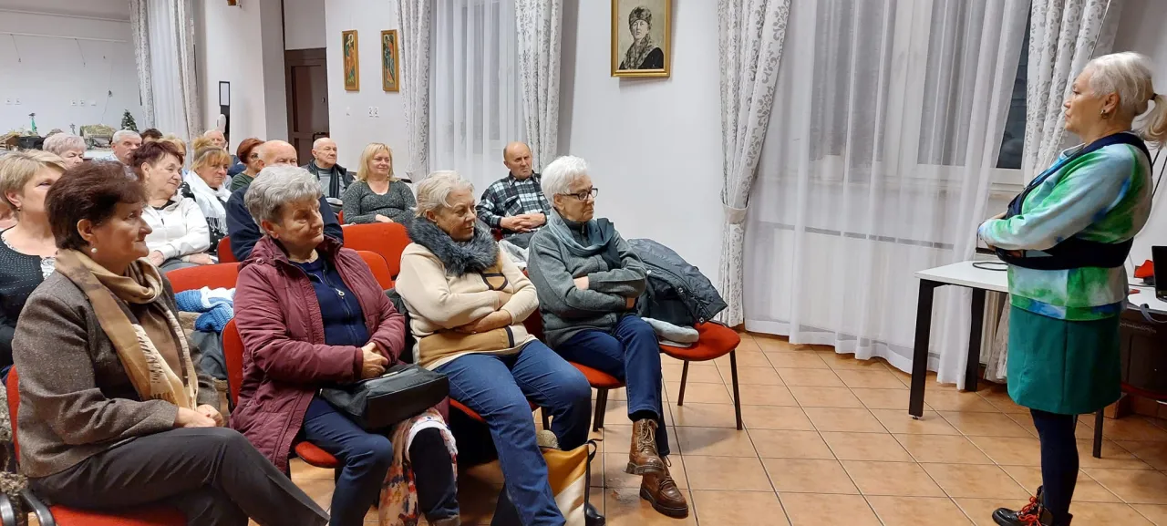 seniorzy aktywnie spędzający czas uniwersytet trzeciego wieku