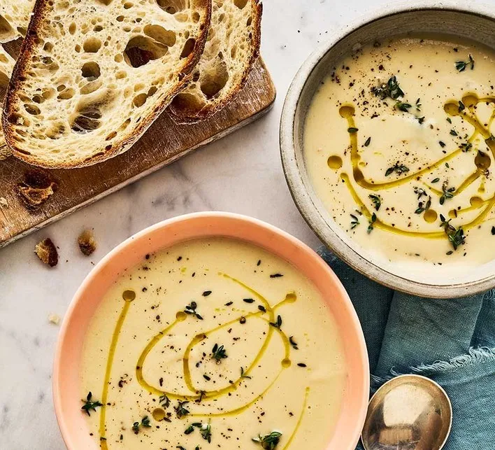 Soupe de chou-fleur crémeuse avec garniture