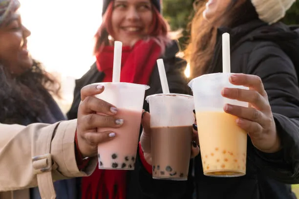 młodzi ludzie pijący bubble tea, bubble tea w galerii handlowej