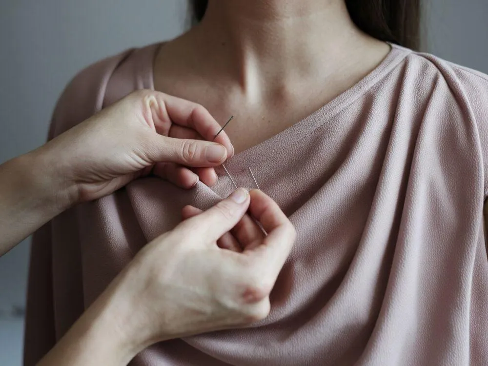 Szybkie sposoby na zmniejszenie dekoltu: agrafki, taśma, klipsy do dekoltu