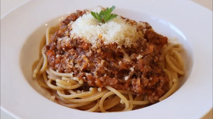 auténtica pasta a la boloñesa en un plato rústico