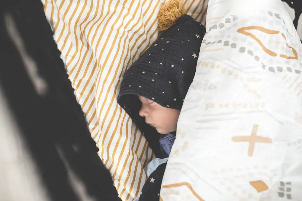 goście odwiedzający noworodka w domu, mycie rąk, spokojna atmosfera