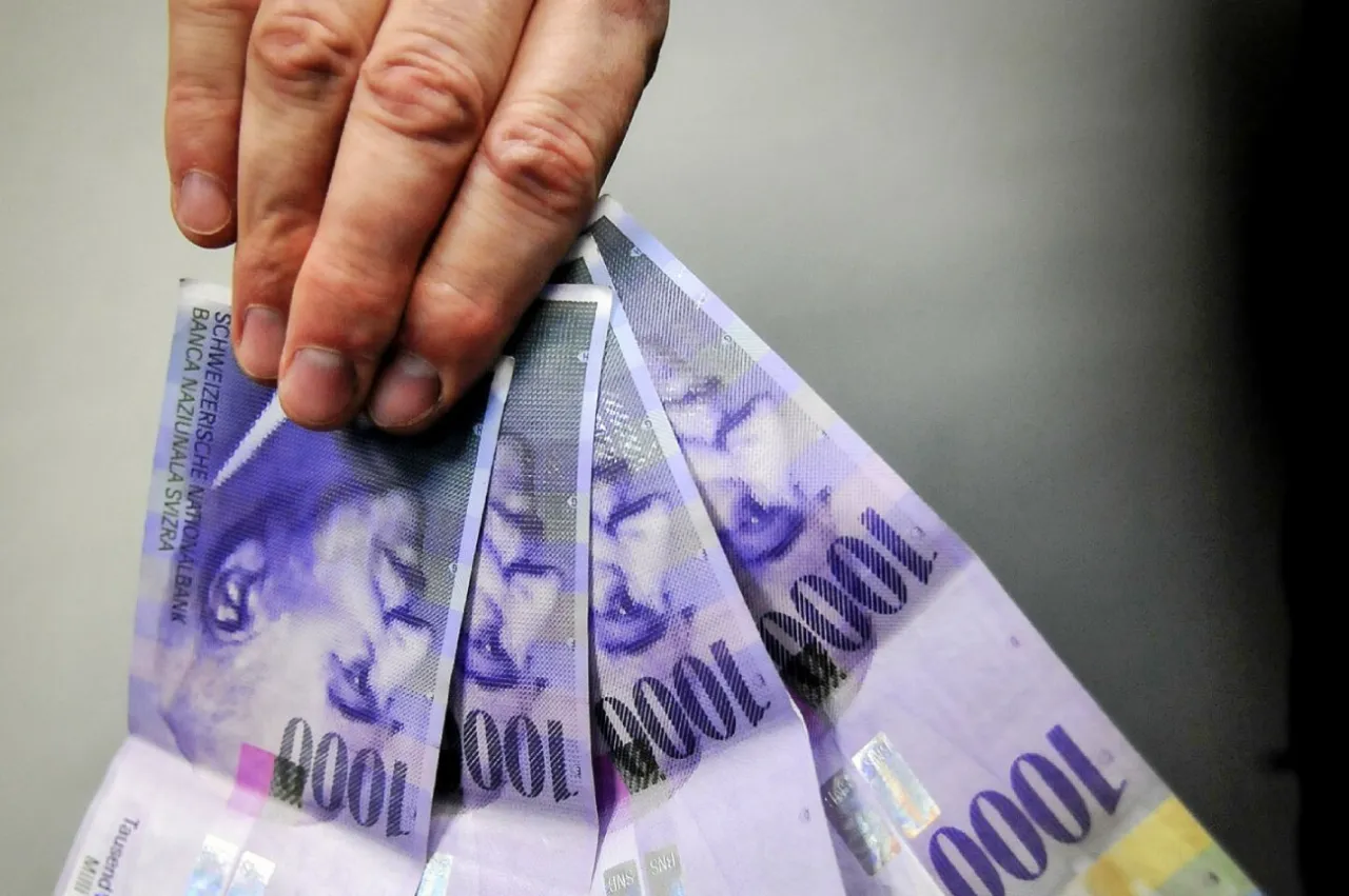 Dłoń trzyma kilka banknotów 1000 CHF. To szwajcarska waluta, znana z wysokiej jakości i stabilności.