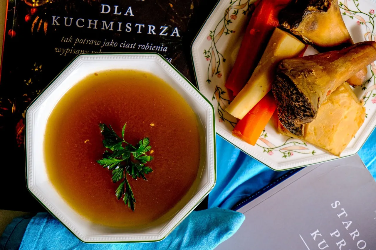 Aromatyczny bulion z kości schabowych, z warzywami korzeniowymi i natką pietruszki. Idealny, by pokazać, co ugotować na kościach ze schabu.