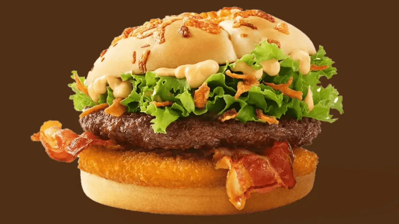 Pyszny burger drwala z chrupiącym bekonem i soczystą wołowiną. Idealny na szybki posiłek.