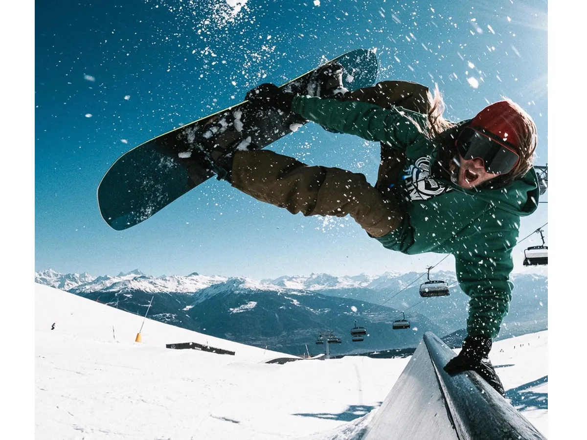 Snowboarder na stoku w różnym stylu jazdy