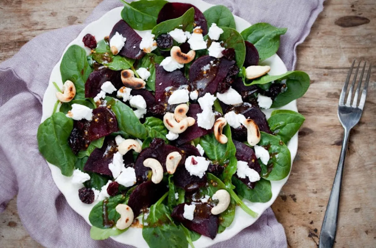 Sałatka z burakiem i serem kozim