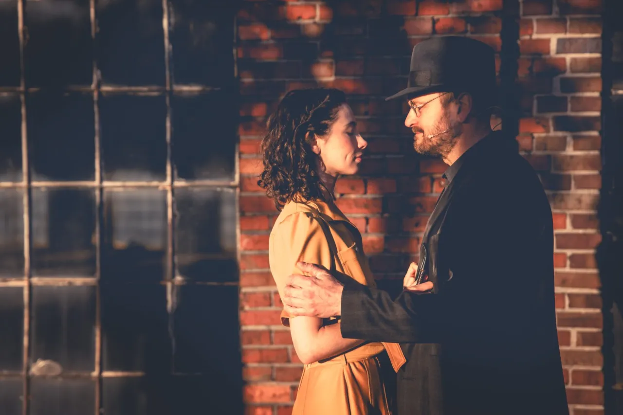 Para narzeczonych rozmawiająca o wierze