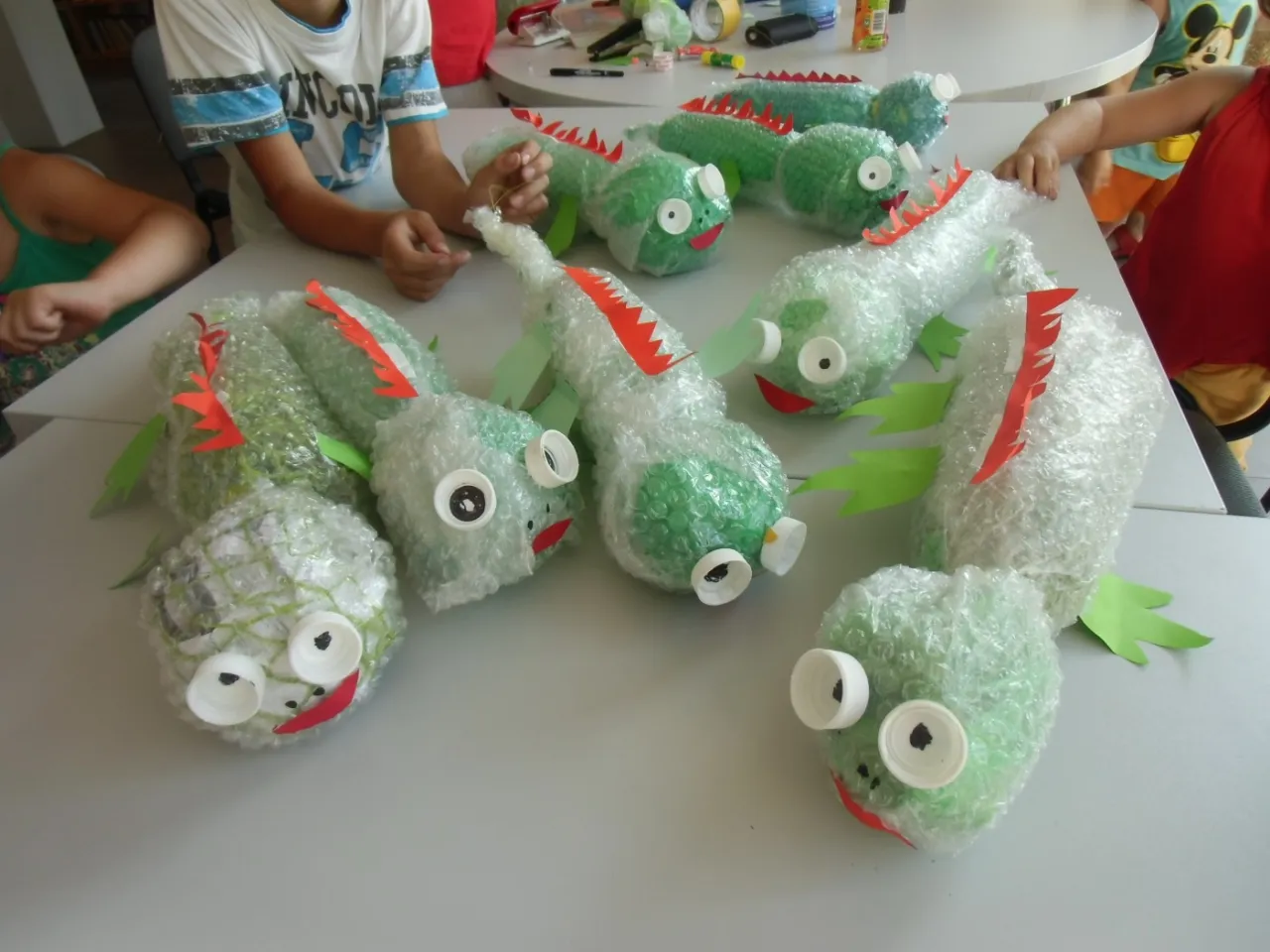 głowa smoka z butelek plastikowych skrzydła