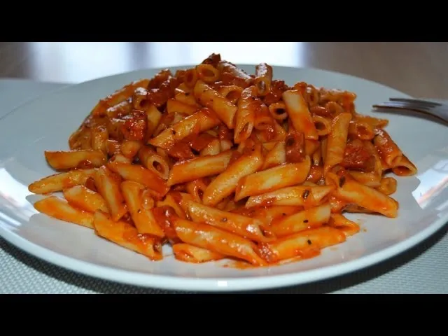 plato de macarrones con chorizo casero servido en la mesa