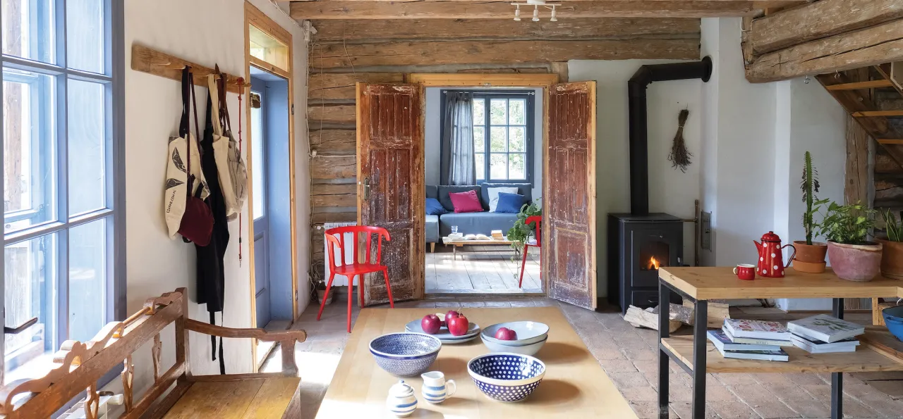 stary drewniany dom przed remontem