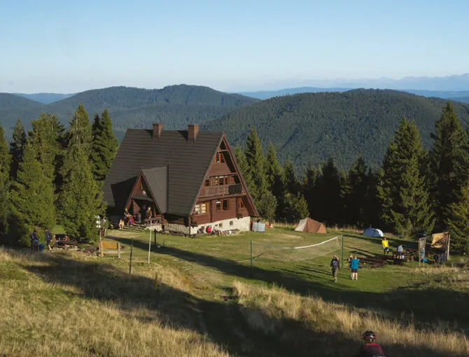 Bacówka PTTK na Rycerzowej widok ogólny schronisko góry