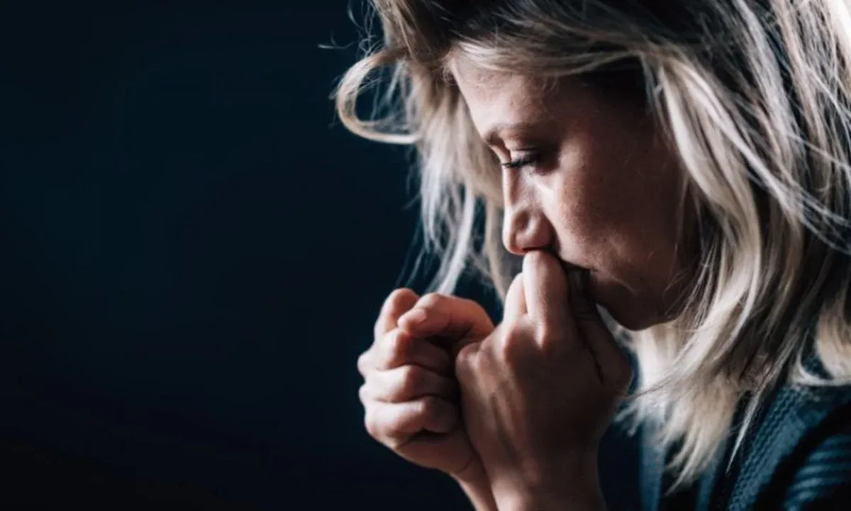 osoba zmagająca się z lękiem, zmartwiona twarz w dłoniach