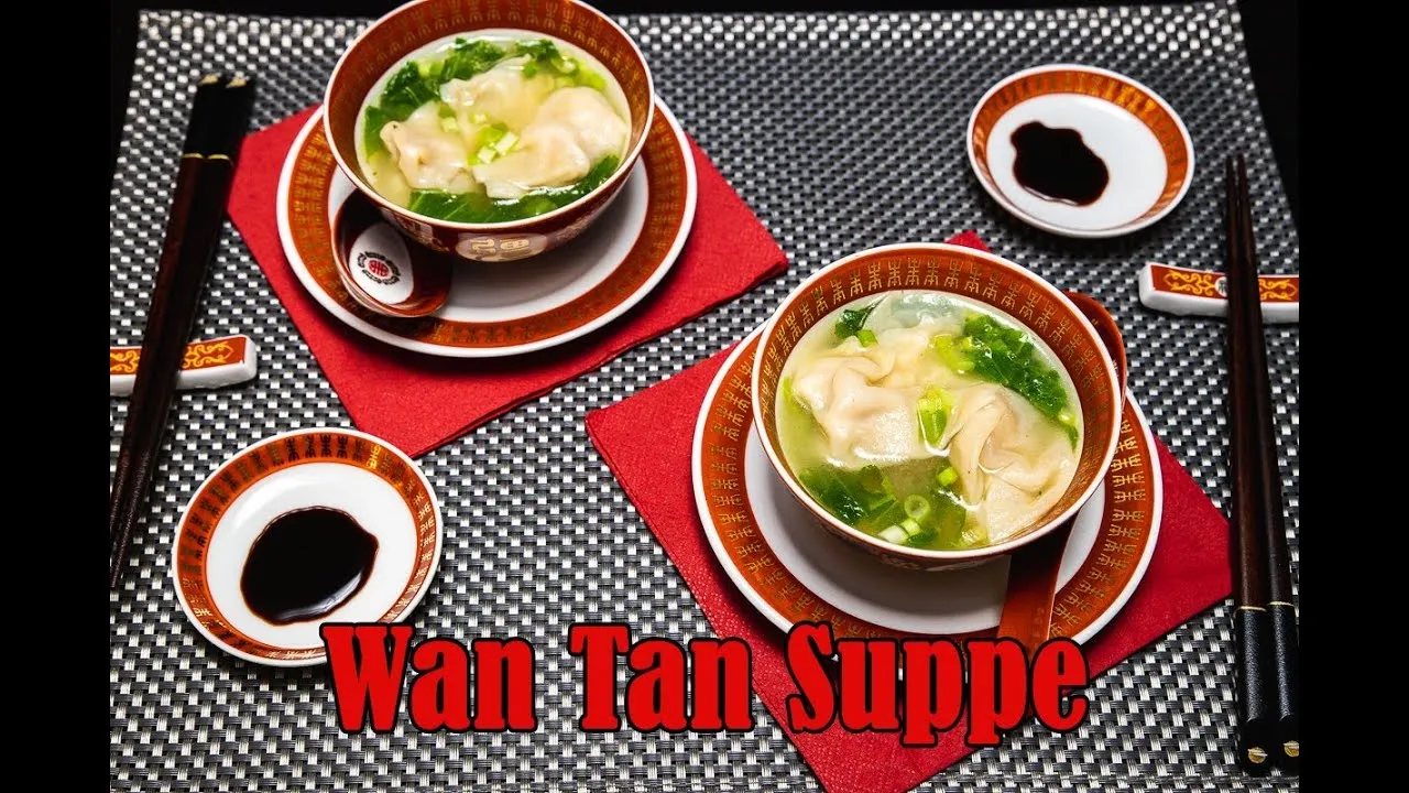 hausgemachte Wan Tan Suppe in einer Sch&uuml;ssel mit L&ouml;ffel und St&auml;bchen