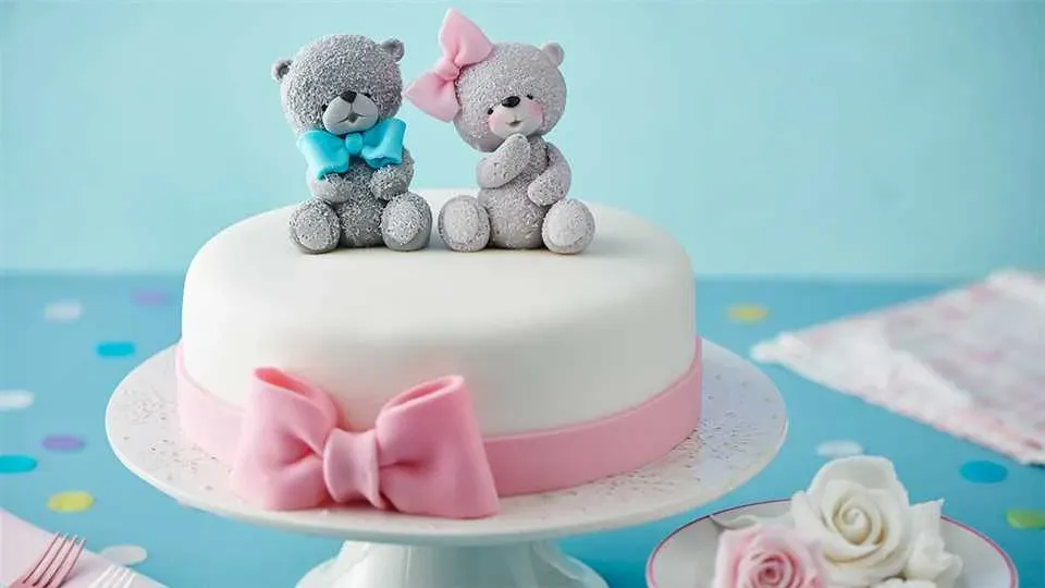 przyklejanie dekoracji z masy cukrowej na tort