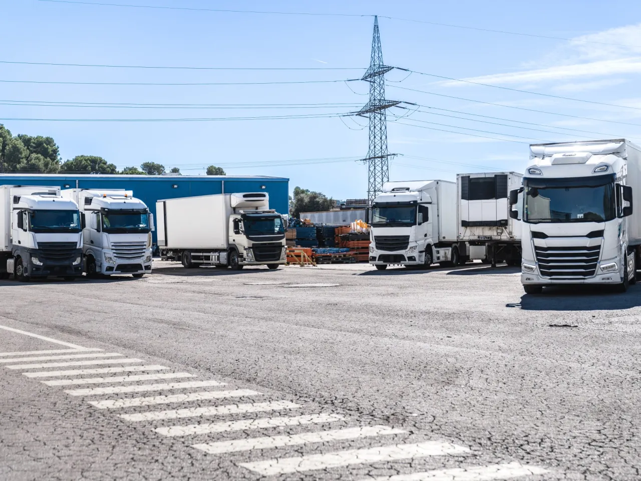 Kierowca tira w kabinie ciężarówki, widok na drogę