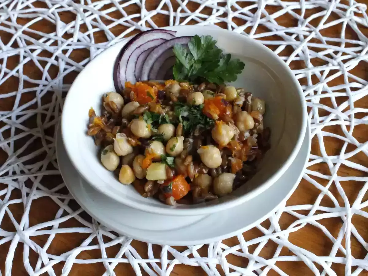 Insalata di farro autunnale con zucca al forno e funghi