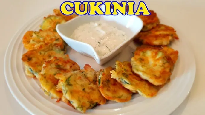 apetyczne placki z kabaczka z sosem czosnkowym