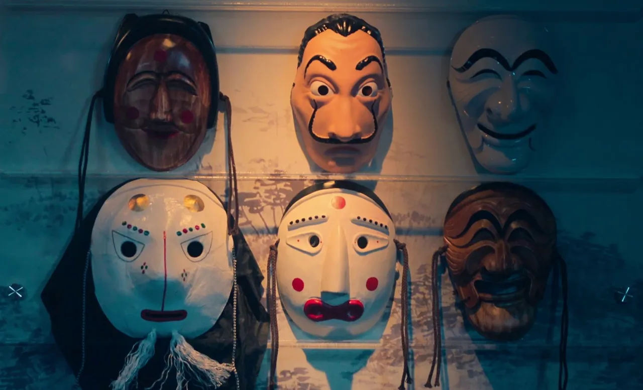 Kolekcja masek, w tym ta z 