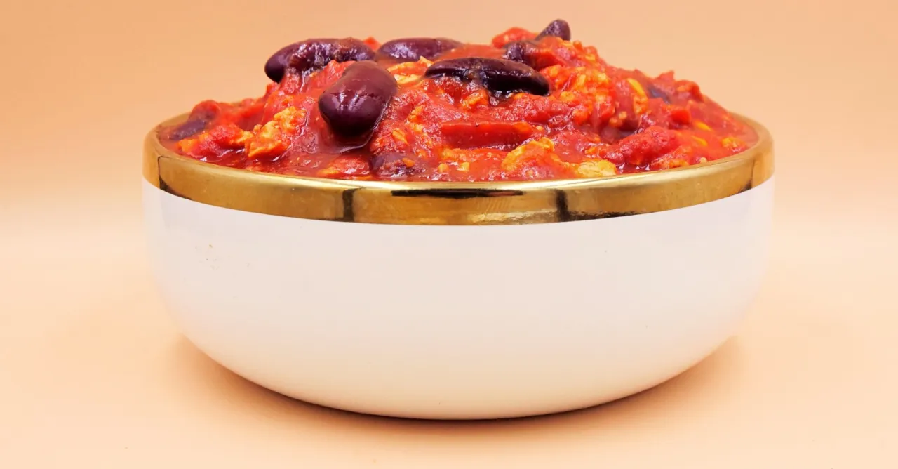 Klasyczne dodatki do fasolki w sosie pomidorowym