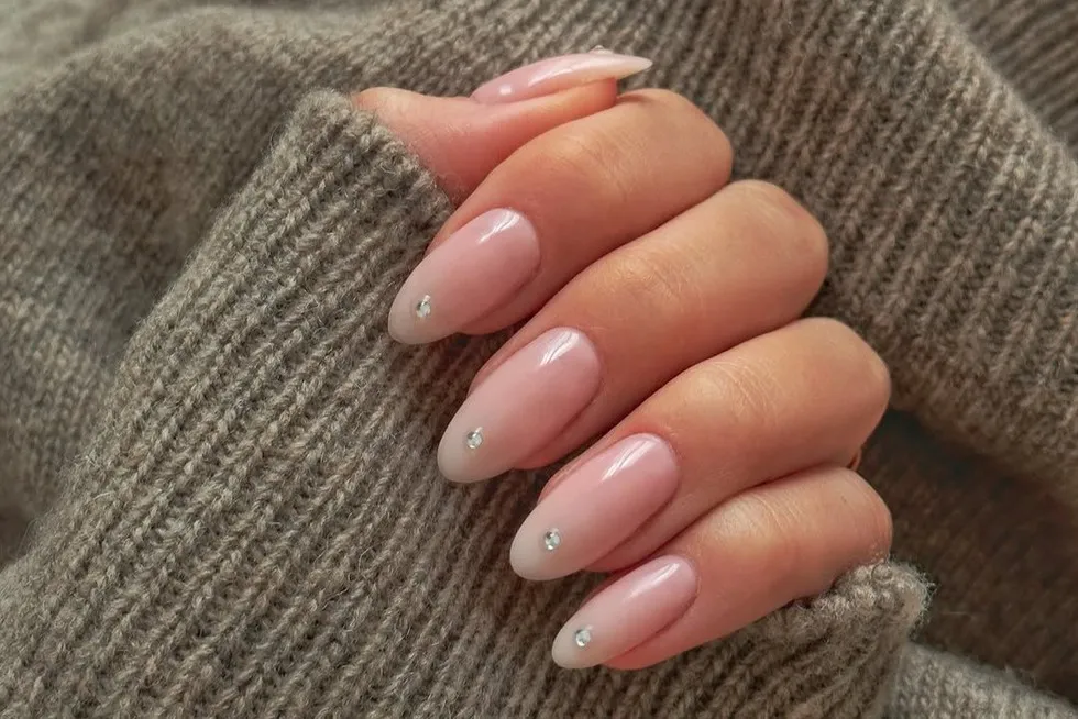 inspiracje paznokcie komunijne klasyczne nude french baby boomer