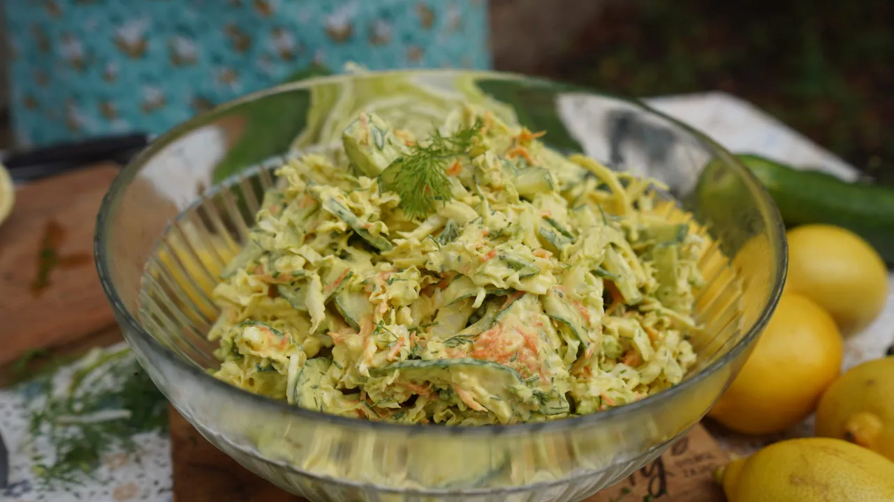 Pyszna surówka z kapusty pekińskiej, marchewki i ogórka, doprawiona koperkiem. Idealna na lato, gdy zastanawiasz się, jak zrobić surówkę z kapusty pekińskiej.