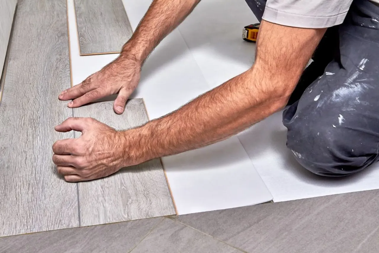 panele winylowe na płytkach imitacja drewna i betonu