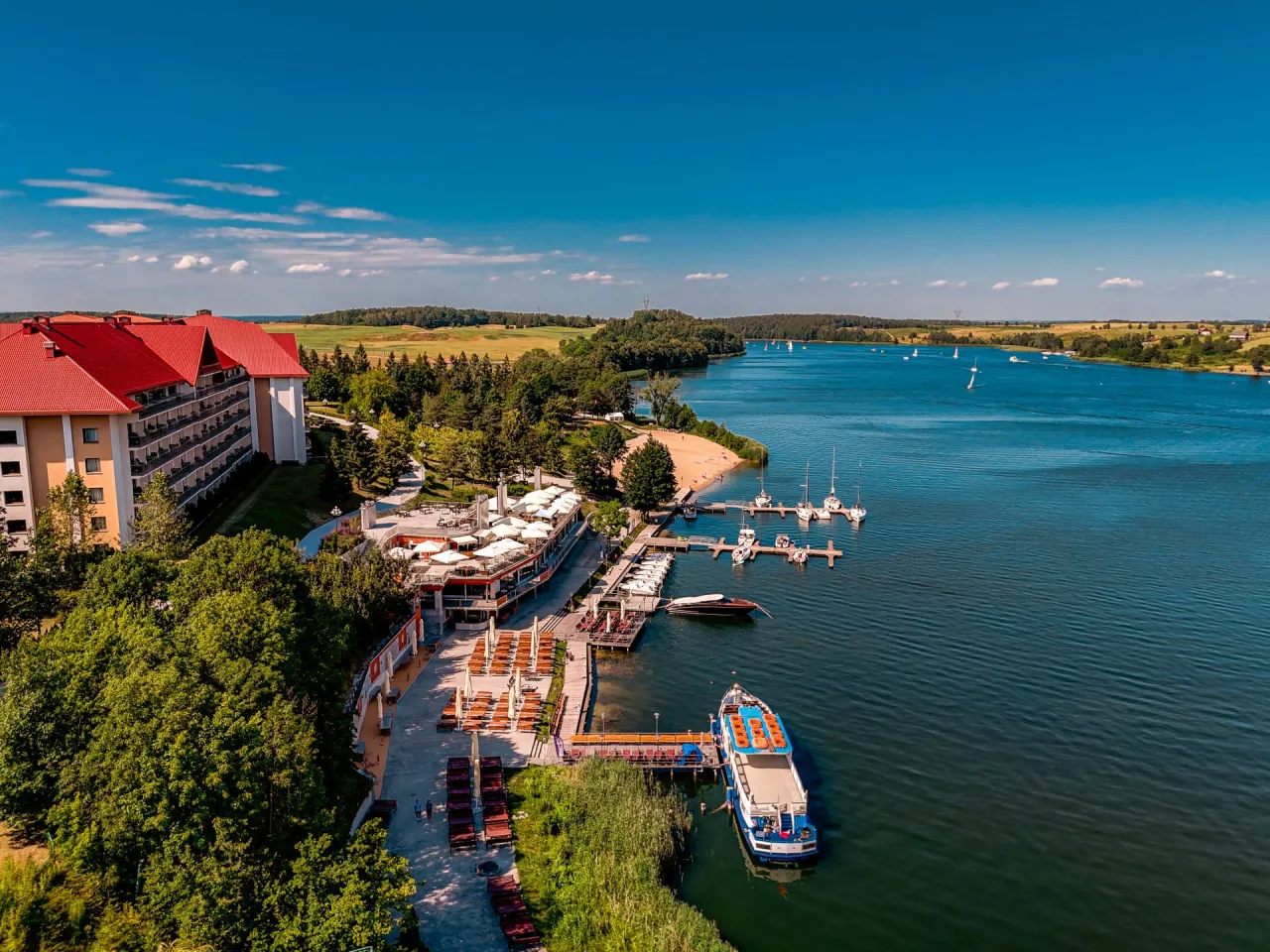 Hotel Gołębiewski nad jeziorem, z mariną i plażą. Zastanawiasz się, ile kosztuje noc w hotelu Gołębiewskim?
