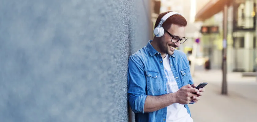 osoba parująca słuchawki bezprzewodowe z telefonem