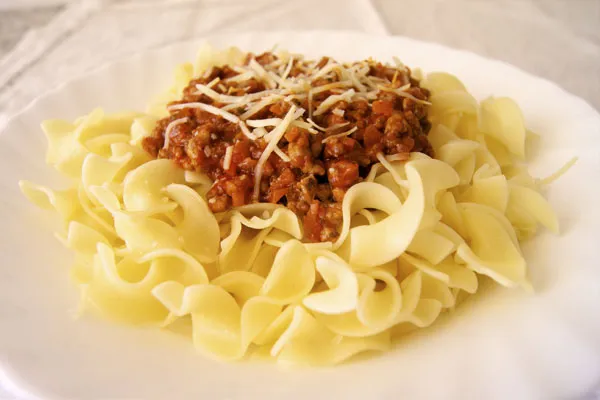 Tagliatelle con salsa bolo&ntilde;esa en un plato