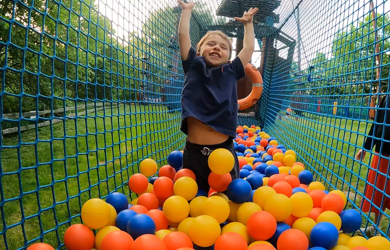 Dzieci na trasie linowej w Parku Linowym Bielany