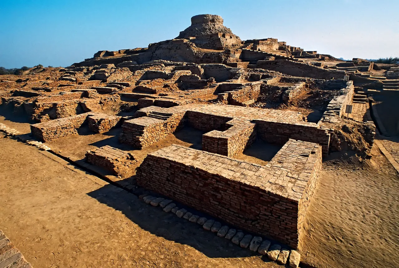 Ruiny Mohendżo-Daro, gdzie narodziła się kolebka cywilizacji. Starożytne ceglane budowle i uliczki pod błękitnym niebem.