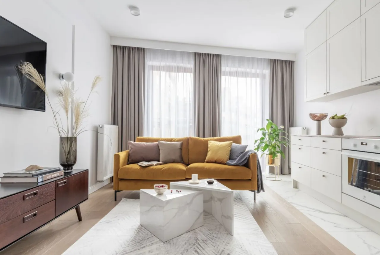 Miodowa kanapa w salonie inspiracje