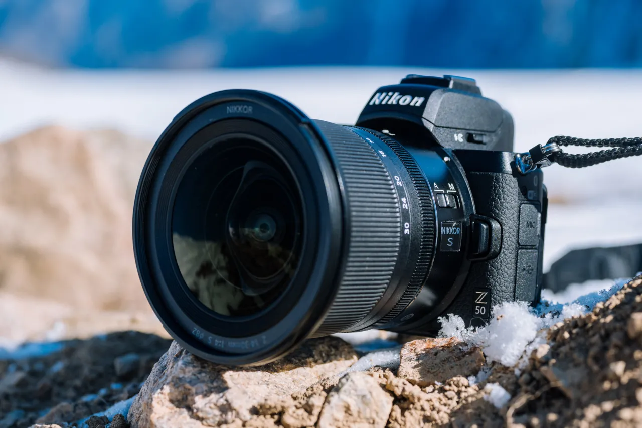 Nikon Z 50, idealna lustrzanka do vlogów, gotowa na zimowe przygody.