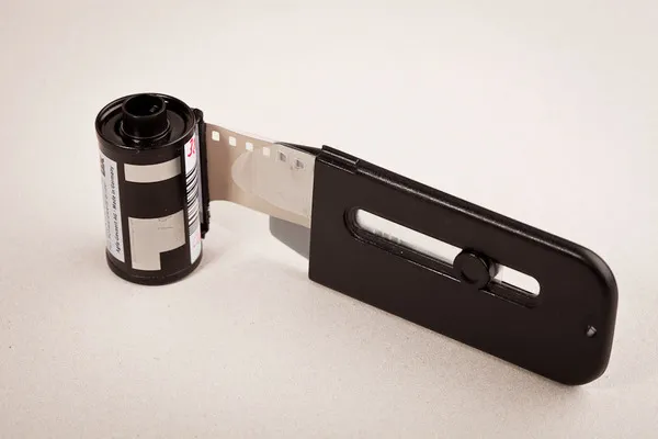 końc&oacute;wka kliszy wystająca z kasety 35mm