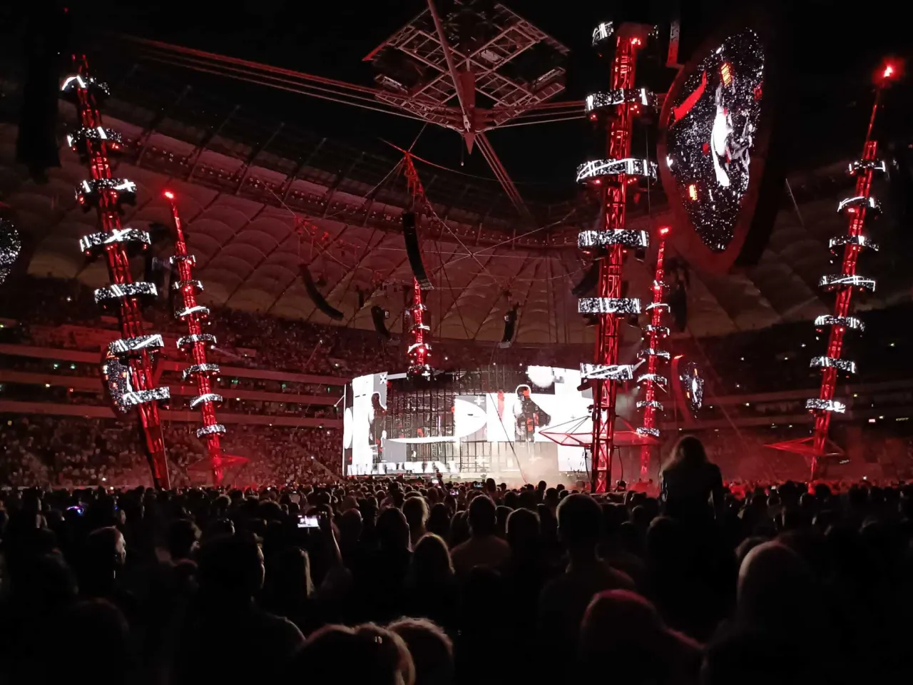 Koncert Eda Sheerana w Warszawie zgromadził tłumy. Stadion wypełniony po brzegi, a na scenie spektakularna oprawa wizualna.