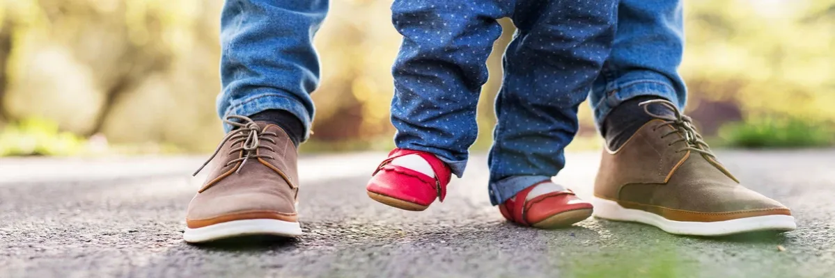 Zdjęcie Jakie buty dla dziecka które uczy się chodzić, aby uniknąć problemów ze stopami