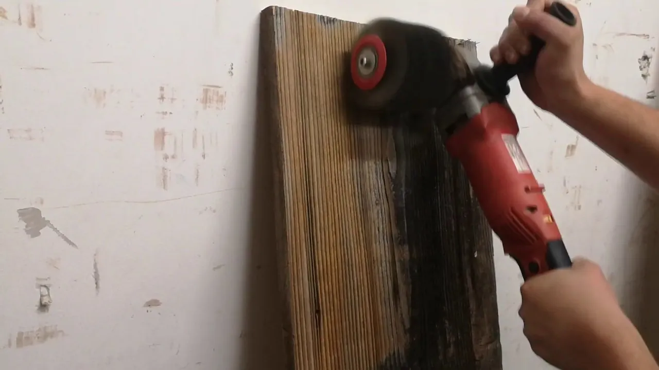 czyszczenie starych desek, szlifowanie drewna