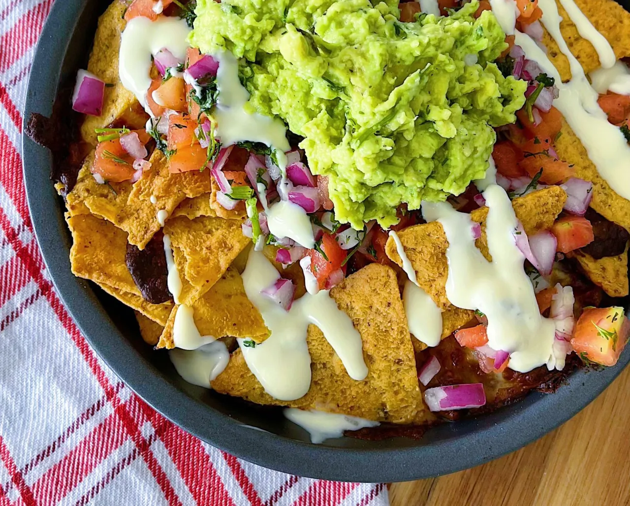 Nachos montados en capas en bandeja de horno