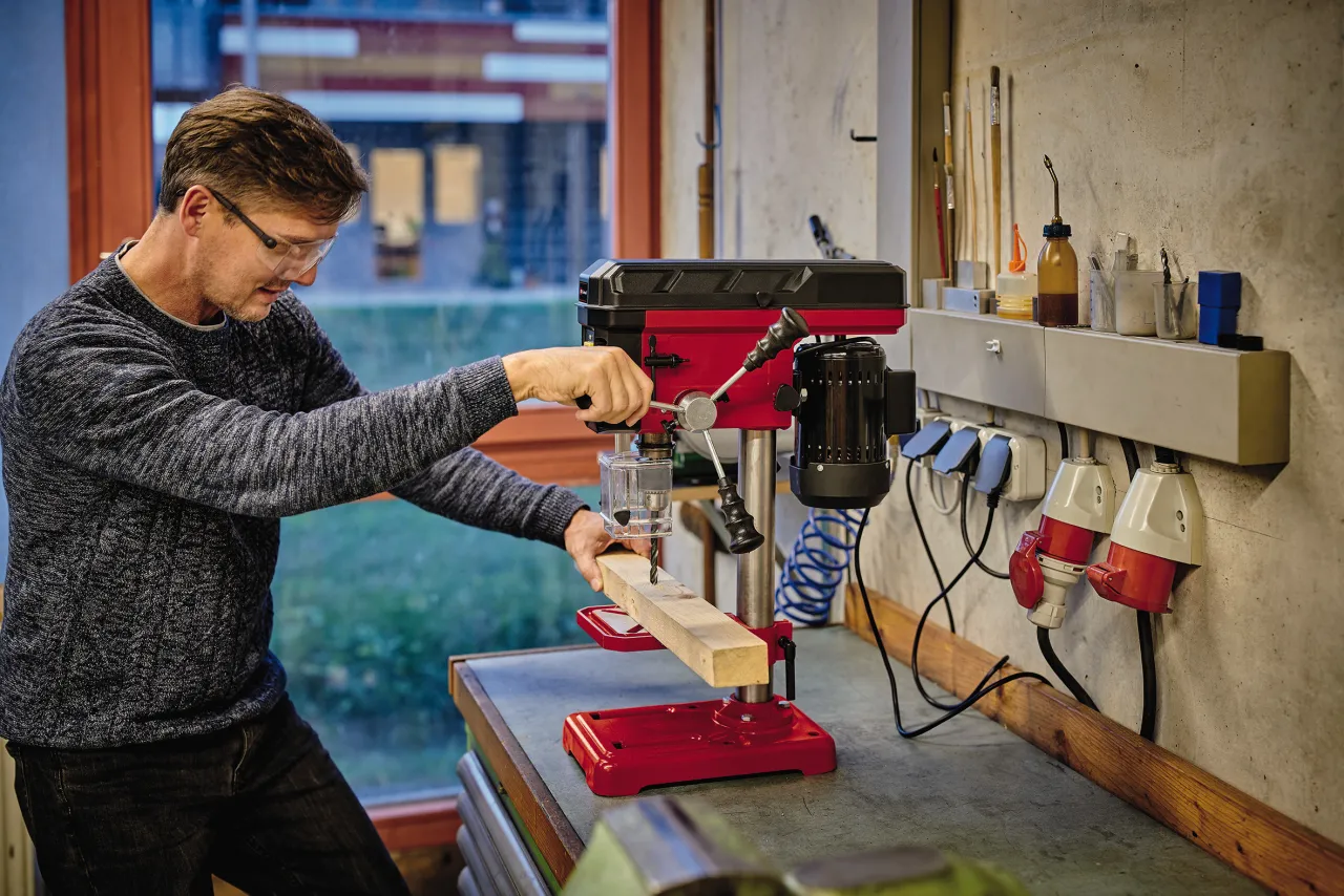 Wiertarka stołowa w warsztacie