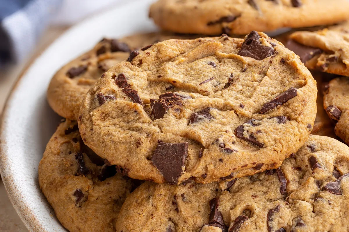 Świeżo upieczone ciastka Pieguski na kratce do studzenia