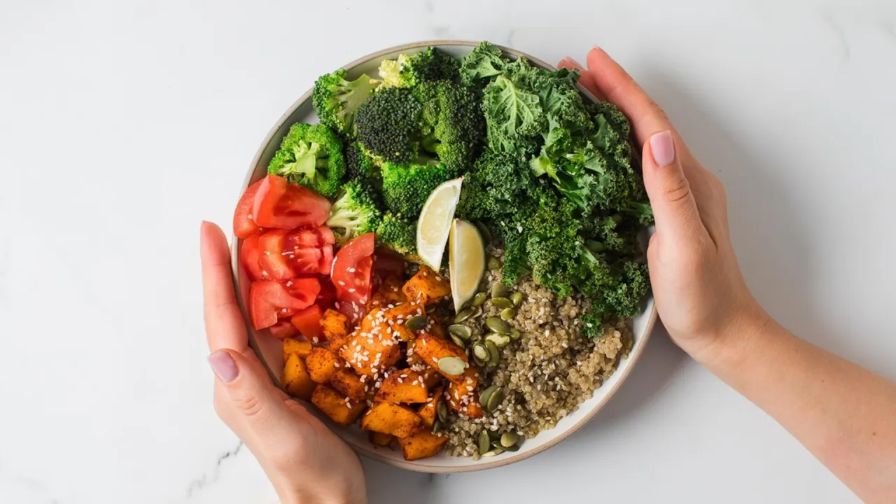 zdrowa żywność, talerz pełen warzyw białka węglowodanów