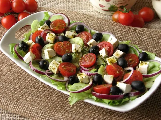 różne sosy winegret do caprese