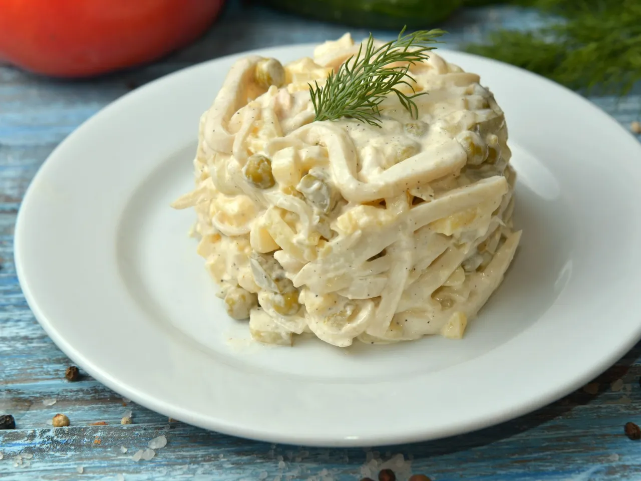 Kremowa sałatka ziemniaczana z groszkiem i jajkiem, udekorowana koperkiem. Idealna na obiad, oto jak zrobić sałatkę ziemniaczaną.