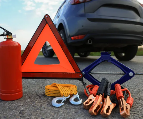 Obowiązkowe wyposażenie samochodu w Polsce gaśnica trójkąt