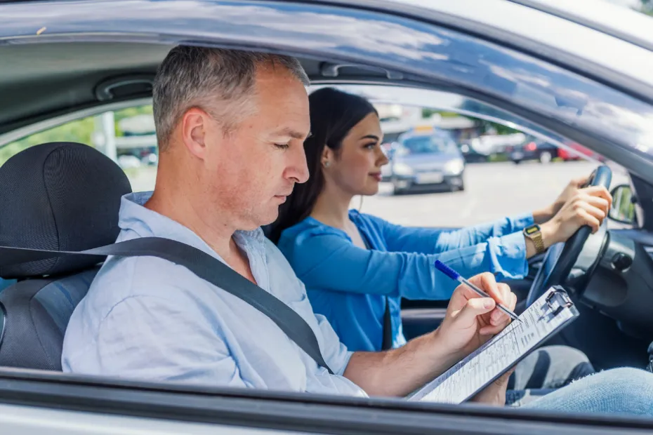 spokojny instruktor nauki jazdy z kursantką