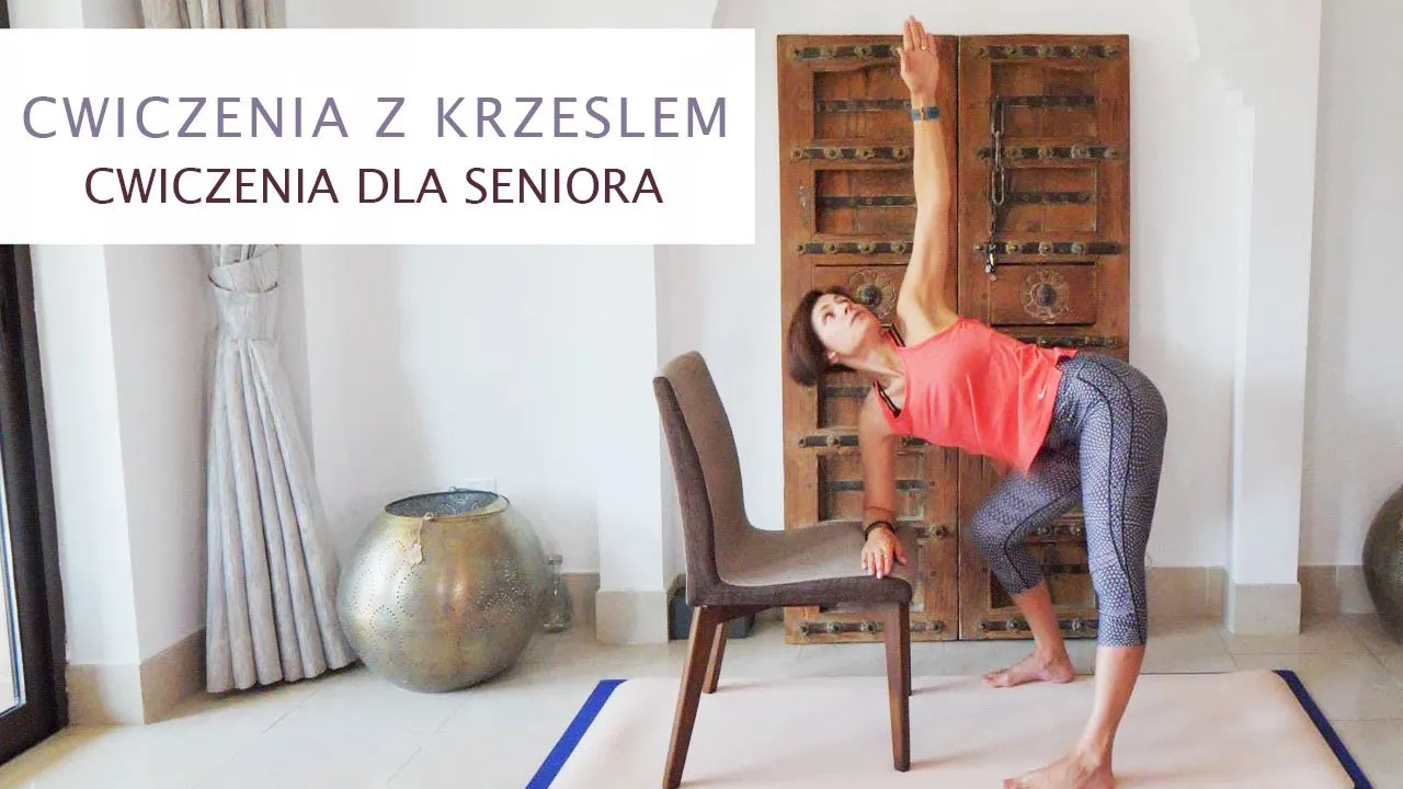 seniorzy ćwiczący gimnastykę na krzesłach