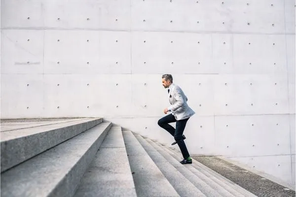 Osoba aktywna w ciągu dnia, dużo spaceruje, wybiera schody zamiast windy