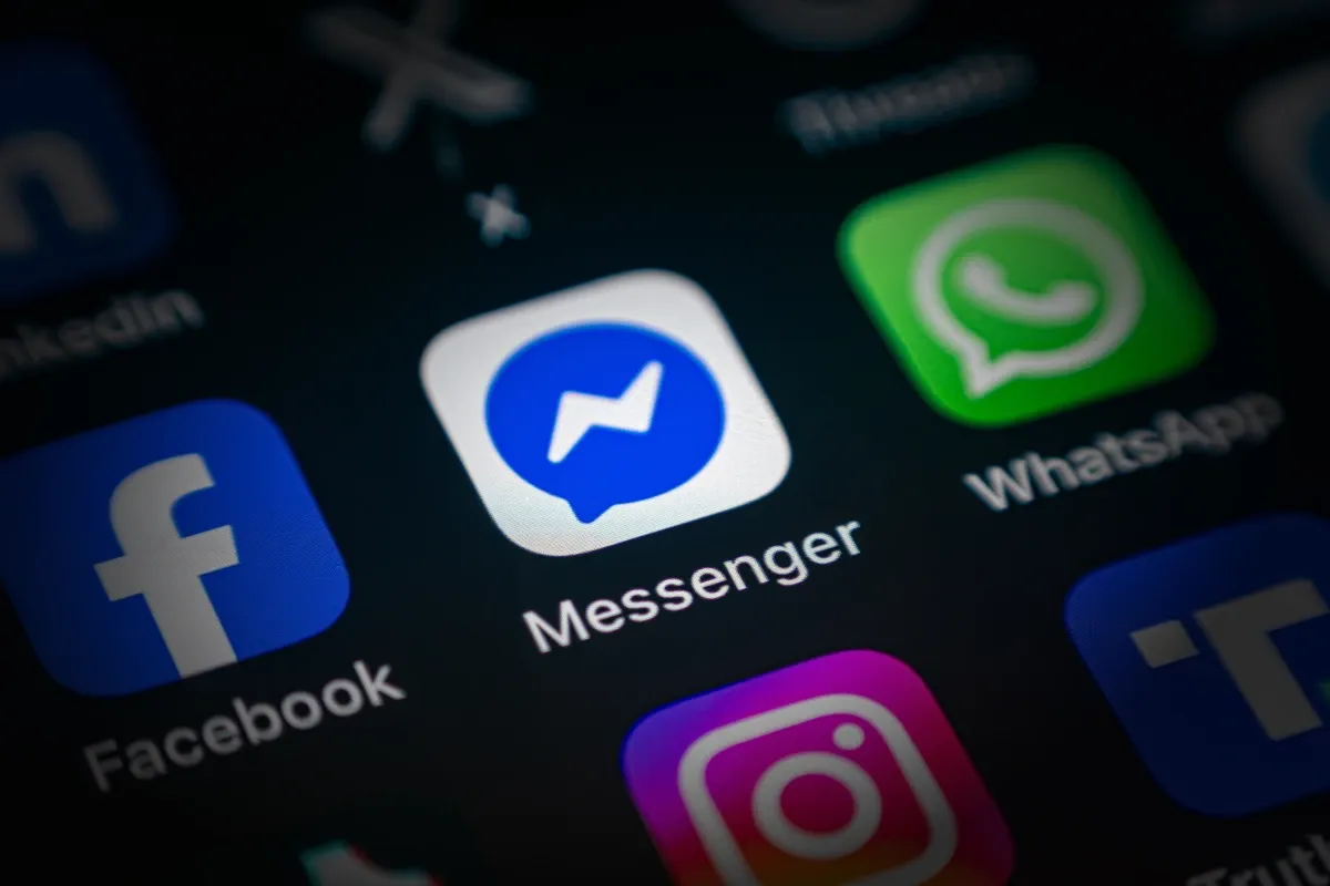 Ikona aplikacji Messenger na ekranie smartfona. Jeśli chcesz wiedzieć, jak zresetować Messenger, ten obrazek pokazuje jego ikonę.