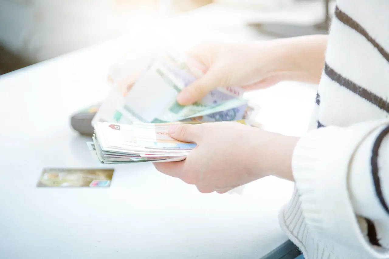 Waga szalkowa z dokumentami i ludźmi po przeciwnych stronach